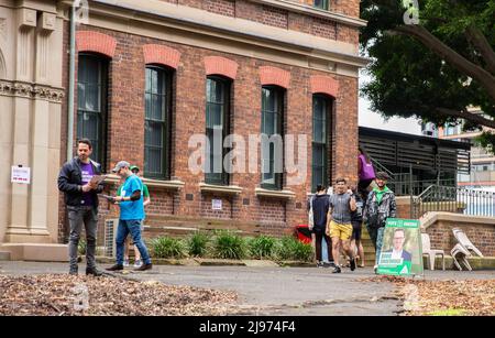 Sydney. 21.. Mai 2022. Das Foto vom 21. Mai 2022 zeigt ein Wahlzentrum der australischen Bundestagswahl 2022 in Sydney, Australien. Die australischen Bundestagswahlen begannen am Samstagmorgen im ganzen Land, wo entweder die Koalition oder die Labour-Partei in einem knapp beengenden Wettbewerb eine Mehrheit gewinnen müssen. Quelle: Hu Jingchen/Xinhua/Alamy Live News Stockfoto