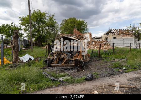 Charkiw, Ukraine. 17.. Mai 2022. Ein zerstörtes Fahrzeug im Norden von Charkiw. Russland marschierte am 24. Februar 2022 in die Ukraine ein und löste damit den größten militärischen Angriff in Europa seit dem Zweiten Weltkrieg aus Kredit: SOPA Images Limited/Alamy Live Nachrichten Stockfoto