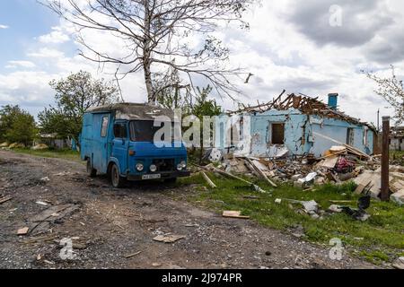 Charkiw, Ukraine. 17.. Mai 2022. Ein zerstörtes Dorf im Norden von Charkiw. Russland marschierte am 24. Februar 2022 in die Ukraine ein und löste damit den größten militärischen Angriff in Europa seit dem Zweiten Weltkrieg aus Kredit: SOPA Images Limited/Alamy Live Nachrichten Stockfoto