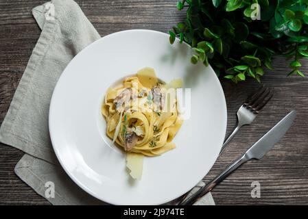 Cremige Tagliatelle Pasta (Fettuccini) mit Pilzen und Parmesan Stockfoto