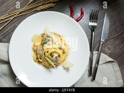 Cremige Tagliatelle Pasta (Fettuccini) mit Pilzen und Parmesan Stockfoto