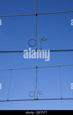 Den Helder, Niederlande, Mai 2022. Die Eisenbahnlinie gegen einen blauen Himmel. Hochwertige Fotos Stockfoto