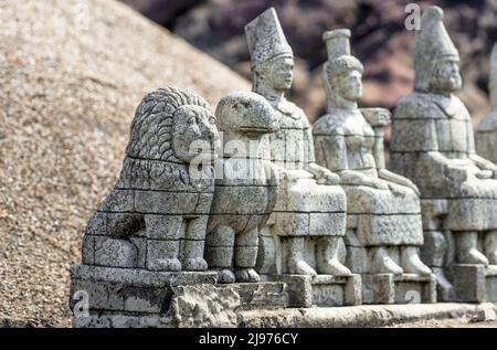 Statuen von Göttern auf dem Berg Nemrud. Miniatürk Park in Istanbul, Türkei. Stockfoto