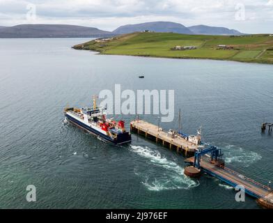 Die Fähre MV Hoy Head startet am Houton Pier, Orkney Mainland und verbindet das Festland mit den Inseln Hoy, Flotta und South Walls. Stockfoto