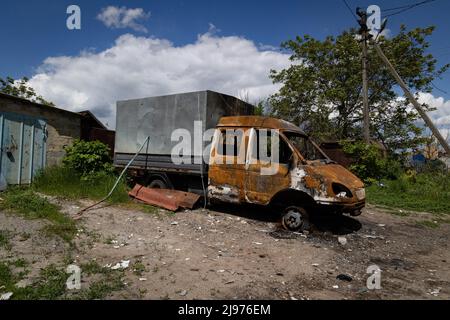 Charkiw, Ukraine. 17.. Mai 2022. Ein zerstörtes Fahrzeug im Norden von Charkiw. Russland marschierte am 24. Februar 2022 in die Ukraine ein und löste damit den größten militärischen Angriff in Europa seit dem Zweiten Weltkrieg aus (Bild: © Dominic Chiu/SOPA Images via ZUMA Press Wire) Stockfoto