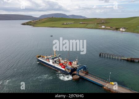 Die Fähre MV Hoy Head startet am Houton Pier, Orkney Mainland und verbindet das Festland mit den Inseln Hoy, Flotta und South Walls. Stockfoto