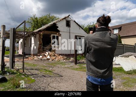 Charkiw, Ukraine. 17.. Mai 2022. Ein zerstörtes Dorf im Norden von Charkiw. Russland marschierte am 24. Februar 2022 in die Ukraine ein und löste damit den größten militärischen Angriff in Europa seit dem Zweiten Weltkrieg aus (Bild: © Dominic Chiu/SOPA Images via ZUMA Press Wire) Stockfoto