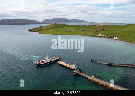 MV Hoy Head Fähre Ankunft am Houton Pier, Orkney Mainland, verbindet die Fähre das Festland mit den Inseln Hoy, Flotta und South Walls. Stockfoto