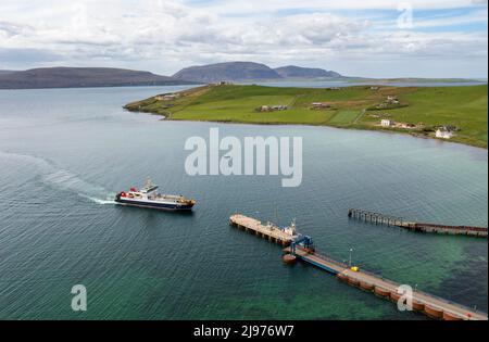 MV Hoy Head Fähre Ankunft am Houton Pier, Orkney Mainland, verbindet die Fähre das Festland mit den Inseln Hoy, Flotta und South Walls. Stockfoto