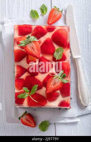 Frischer Erdbeerkuchen mit Gelee als Füllung. Gelatinekuchen mit Früchten. Stockfoto