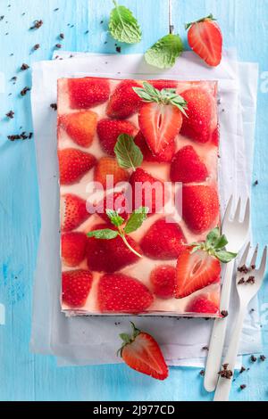 Leckerer Erdbeer-Gelee-Kuchen, glutenfrei. Gelatinekuchen mit Früchten. Stockfoto