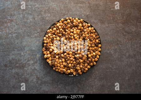 Getrocknete geröstete schwarze Kichererbsen Snack-Lebensmittel Stockfoto