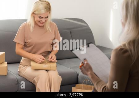 Psychologin, die mit ihrer shopaholic Patientin eine Sitzung hatte Stockfoto