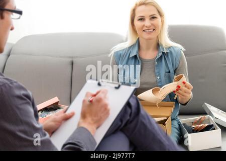 Foto eines konzentrierten Psychotherapeuten. Geschäftsfrau, die sich beschwert, braucht professionelle Hilfe Stockfoto