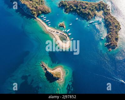 Göcek Yassıca-Inseln mit Drohne von oben geschossen Göcek, Muğla - Türkei Stockfoto