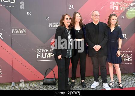 München, Deutschland. 20.. Mai 2022. Dominik Graf, seine Frau Caroline Link (l.) und ihre Kinder Lena und Pauline sind zu Gast bei der Verleihung des Bayerischen Filmpreises im Prinzregententheater. Quelle: Düren/dpa/Alamy Live News Stockfoto