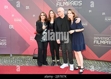 München, Deutschland. 20.. Mai 2022. Dominik Graf, seine Frau Caroline Link (l.) und ihre Kinder Lena und Pauline sind zu Gast bei der Verleihung des Bayerischen Filmpreises im Prinzregententheater. Quelle: Düren/dpa/Alamy Live News Stockfoto