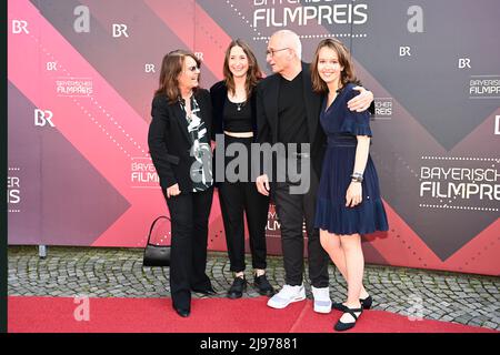 München, Deutschland. 20.. Mai 2022. Dominik Graf, seine Frau Caroline Link (l.) und ihre Kinder Lena und Pauline sind zu Gast bei der Verleihung des Bayerischen Filmpreises im Prinzregententheater. Quelle: Düren/dpa/Alamy Live News Stockfoto