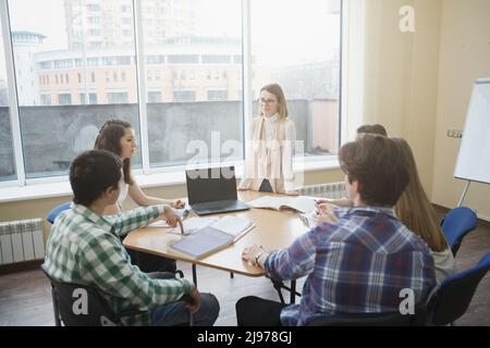 Reife weibliche Dozentin mit Klasse mit ihren Studenten, kopieren Raum Stockfoto