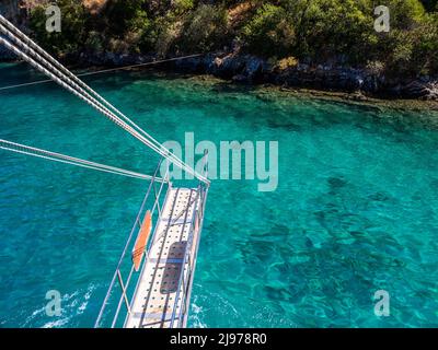 Die Einstiegsrampe eines Ausflugsschiffes ankerte in einer der Göcek-Buchten - Muğla, Türkei Stockfoto