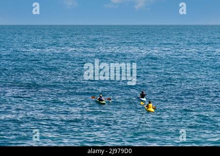 Blick aus der Perspektive von drei Personen, die vor der Küste von Nervi im Golf von Paradise, Genua, Ligurien, Italien, Kajakfahren Stockfoto