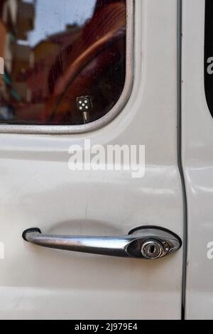 Detail der Tür eines alten Fiat 500 Autos mit einem nussförmigen Türöffner und roten Ledersitzen, Genua, Ligurien, Italien Stockfoto