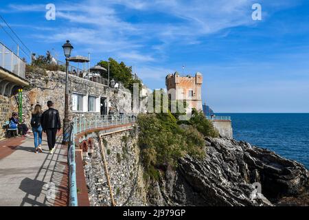 Die Anita Garibaldi Promenade mit dem Gropallo Turm (16. Jahrhundert) und Touristen zu Fuß im Frühling, Nervi, Genua, Ligurien, Italien Stockfoto