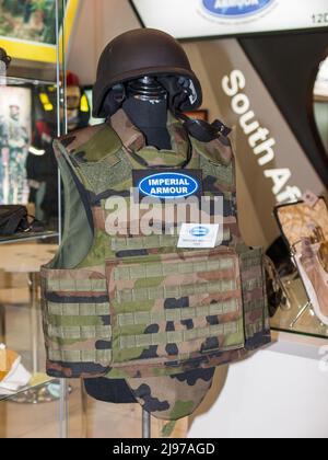 Abu Dhabi, VAE - 23. Februar. 2011: Südafrikanische imperiale Rüstung militärische modulare Weste auf der IDEX 2011 Stockfoto