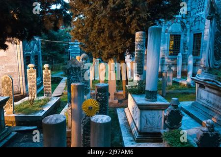 Karakoy, Istanbul, Türkei 25 Jan 2009 : ein alter osmanischer Friedhof in Karakoy, Istanbul Stockfoto