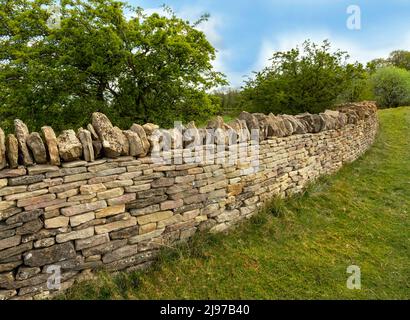 Eine Trockensteinmauer auf Fish Hill im Broadway Tower Country Park, Broadway, Cotswolds, Worcestershire, England, Vereinigtes Königreich. Stockfoto
