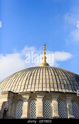 Kuppel einer Moschee mit goldenem Kalem-Finale an einem sonnigen Tag mit blauem Himmel. Stockfoto