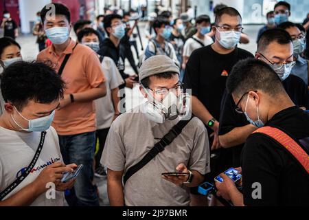 Wuhan, China. 21.. Mai 2022. Bei der offiziellen Eröffnung des neuen Apple Stores auf der Wuhan International Plaza, Wuhan, warten maskierte Menschen in der Schlange. Apple eröffnete seinen ersten Flagship-Store in Wuhan, ebenfalls den 54. Flagship-Store im Großraum China. Kredit: SOPA Images Limited/Alamy Live Nachrichten Stockfoto