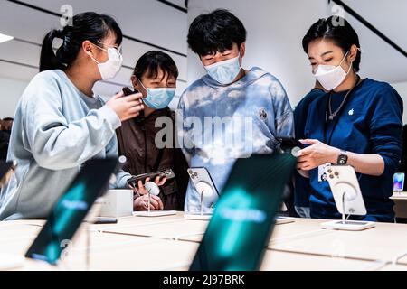 Wuhan, China. 21.. Mai 2022. Mitarbeiter und Kunden von Apple sind bei der offiziellen Eröffnung des neuen Apple Stores auf der Wuhan International Plaza, Wuhan, zu sehen. Apple eröffnete seinen ersten Flagship-Store in Wuhan, ebenfalls den 54. Flagship-Store im Großraum China. Kredit: SOPA Images Limited/Alamy Live Nachrichten Stockfoto