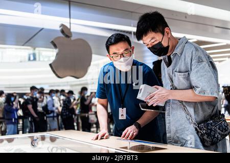 Wuhan, China. 21.. Mai 2022. Mitarbeiter und Kunden von Apple sind bei der offiziellen Eröffnung des neuen Apple Stores auf der Wuhan International Plaza, Wuhan, zu sehen. Apple eröffnete seinen ersten Flagship-Store in Wuhan, ebenfalls den 54. Flagship-Store im Großraum China. Kredit: SOPA Images Limited/Alamy Live Nachrichten Stockfoto