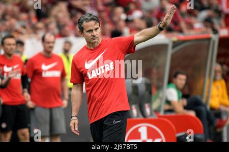 Kaiserslautern, Deutschland. 20.. Mai 2022. firo : 05/20/2022 Fuvuball, Saison 2021/2022, 2.Bundesliga, Abstiegsspiel 1. FC Kaiserslautern - Dynamo Dresden 0:0 FCK-Trainer Dirk Schuster Credit: dpa/Alamy Live News Stockfoto