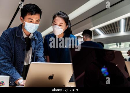 Wuhan, China. 21.. Mai 2022. Mitarbeiter und Kunden von Apple sind bei der offiziellen Eröffnung des neuen Apple Stores auf der Wuhan International Plaza, Wuhan, zu sehen. Apple eröffnete seinen ersten Flagship-Store in Wuhan, ebenfalls den 54. Flagship-Store im Großraum China. Kredit: SOPA Images Limited/Alamy Live Nachrichten Stockfoto