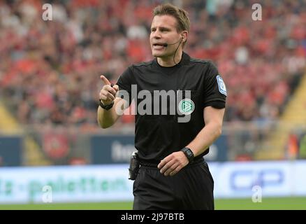 Kaiserslautern, Deutschland. 20.. Mai 2022. firo : 20.05.2022 Fuvuball, Saison 2021/2022, 2.Bundesliga, Abstiegsspiel 1. FC Kaiserslautern - Dynamo Dresden 0:0 Schiedsrichter Felix Brych Credit: dpa/Alamy Live News Stockfoto