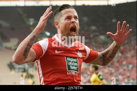 Kaiserslautern, Deutschland. 20.. Mai 2022. firo : 20.05.2022 Fuvuball, Saison 2021/2022, 2.Bundesliga, Abstiegsspiel 1. FC Kaiserslautern - Dynamo Dresden 0:0 Mike Wunderlich (FCK) Quelle: dpa/Alamy Live News Stockfoto