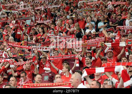 Kaiserslautern, Deutschland. 20.. Mai 2022. firo : 05/20/2022 Fuvuball, Saison 2021/2022, 2. Bundesliga, Abstiegsspiel 1. FC Kaiserslautern - Dynamo Dresden 0:0 Ausverkauft Betzenberg, Kaiserslautern Fans Credit: dpa/Alamy Live News Stockfoto