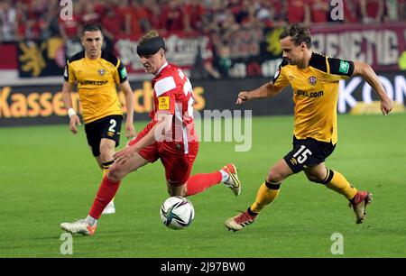 Kaiserslautern, Deutschland. 20.. Mai 2022. firo : 05/20/2022 Fuvuball, Saison 2021/2022, 2.Bundesliga, Abstiegsspiel 1. FC Kaiserslautern - Dynamo Dresden 0: 0 Felix GV?tze (FCK) - Chris Lv?we (D) Quelle: dpa/Alamy Live News Stockfoto