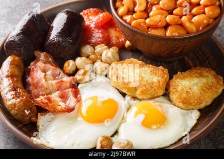 Traditionelles warmes irisches Frühstück aus der Nähe auf dem Teller auf dem Tisch. Horizontal Stockfoto