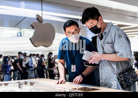 Wuhan, China. 21.. Mai 2022. Mitarbeiter und Kunden von Apple sind bei der offiziellen Eröffnung des neuen Apple Stores auf der Wuhan International Plaza, Wuhan, zu sehen. Apple eröffnete seinen ersten Flagship-Store in Wuhan, ebenfalls den 54. Flagship-Store im Großraum China. (Foto von Ren Yong/SOPA Images/Sipa USA) Quelle: SIPA USA/Alamy Live News Stockfoto