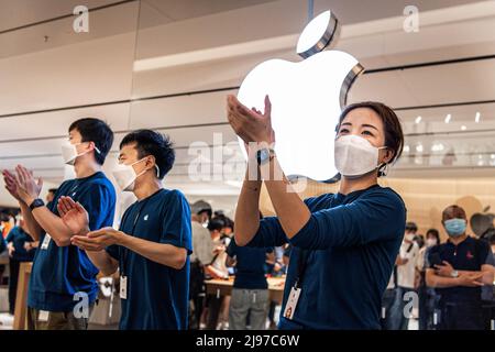 Wuhan, China. 21.. Mai 2022. Maskierte Apple-Mitarbeiter begrüßen Kunden bei der Eröffnung eines neuen Stores in Wuhan, der chinesischen Provinz Hubei. Apple eröffnete seinen ersten Flagship-Store in Wuhan, ebenfalls den 54. Flagship-Store im Großraum China. (Foto von Ren Yong/SOPA Images/Sipa USA) Quelle: SIPA USA/Alamy Live News Stockfoto