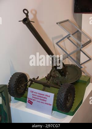 Abu Dhabi, VAE - 23. Februar. 2011: 2B23 „NONA-M1“ 120mm gezogene, gezogene halbautomatische, gezogene Mörtel mit Überladelader auf der Militärausstellung IDEX 2011 Stockfoto