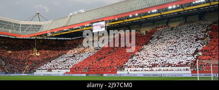 Kaiserslautern, Deutschland. 20.. Mai 2022. firo : 05/20/2022 Fuvuball, Saison 2021/2022, 2.Bundesliga, Abstiegsspiel 1. FC Kaiserslautern - Dynamo Dresden 0:0 Ausverkauft Betzenberg, Choreo-Fans Kaiserslautern Credit: dpa/Alamy Live News Stockfoto