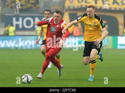 Kaiserslautern, Deutschland. 20.. Mai 2022. firo : 05/20/2022 Fuvuball, Saison 2021/2022, 2.Bundesliga, Abstiegsspiel 1. FC Kaiserslautern - Dynamo Dresden 0: 0 Marlon Ritter (FCK) - Paul will (D) Credit: dpa/Alamy Live News Stockfoto