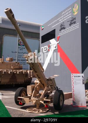 Abu Dhabi, VAE - 23. Februar. 2011: Nexter Systems 105 LG geschleppter Artilleriekanon auf der Militärausstellung IDEX 2011 Stockfoto