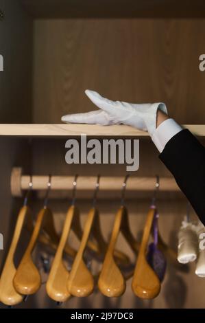 Nach Zimmermädchen und Hotel manager Reinigung der Zimmer Stockfoto