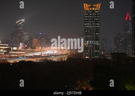 Nachtansicht der erhöhten Straße von Shanghai Nord-Süd, die durch Jing'an und Huangpu in der Nähe von Xintiandi führt Stockfoto