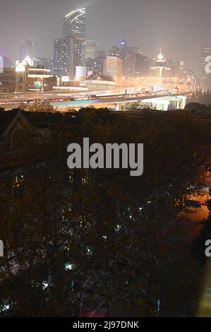 Nachtansicht der erhöhten Straße von Shanghai Nord-Süd, die durch Jing'an und Huangpu in der Nähe von Xintiandi führt Stockfoto